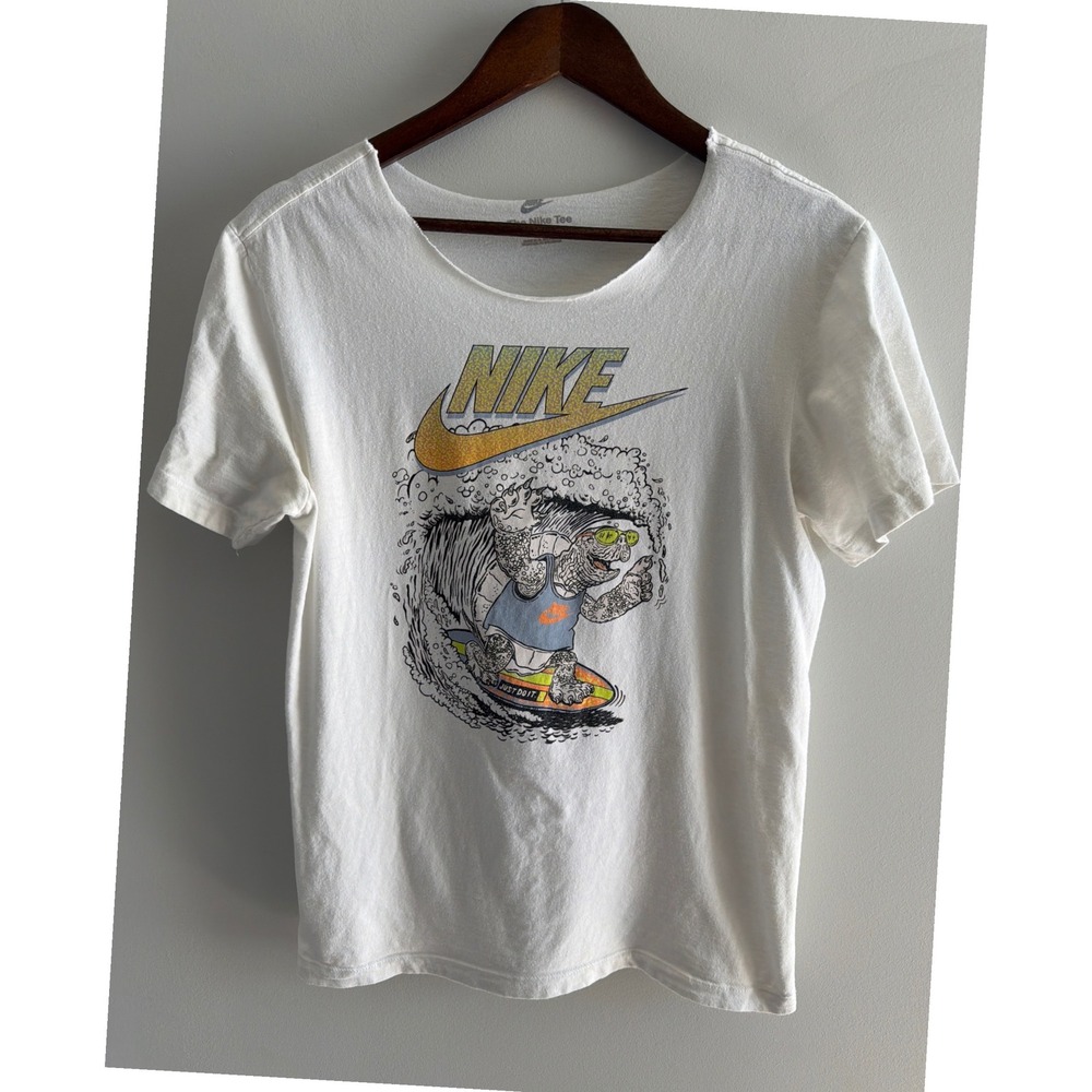 Nike Surfing Turtle‎ Graphic T-Shirt White Raw Cut Scoop Neck Women Small